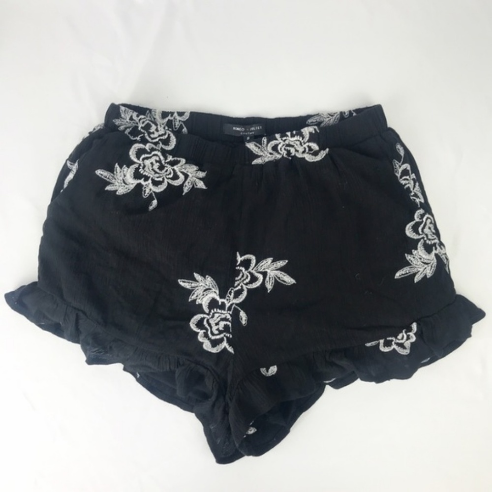 NWOT Romeo and Juliet Couture Embroidered Floral